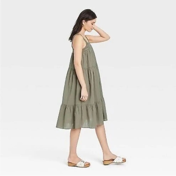 Universal Threads Universal Thread Flowy Olive Green Crochet Square Neck - Picture 2 of 3